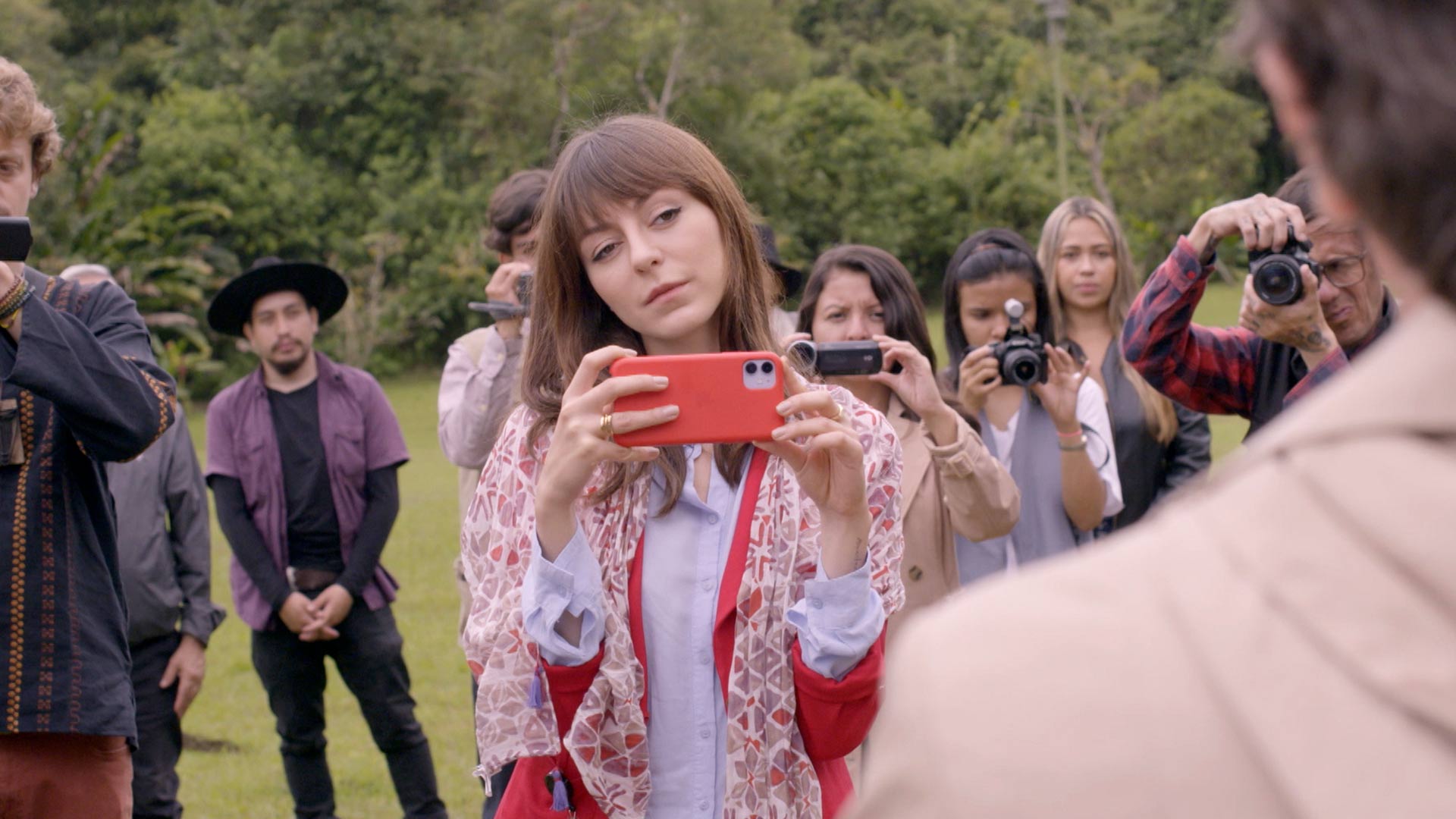 Mujer tomando una foto, serie Reportera Y, arqueología, series colombianas, series gratis, series online gratis, reportaje, arqueología precolombina, series de señal colombia