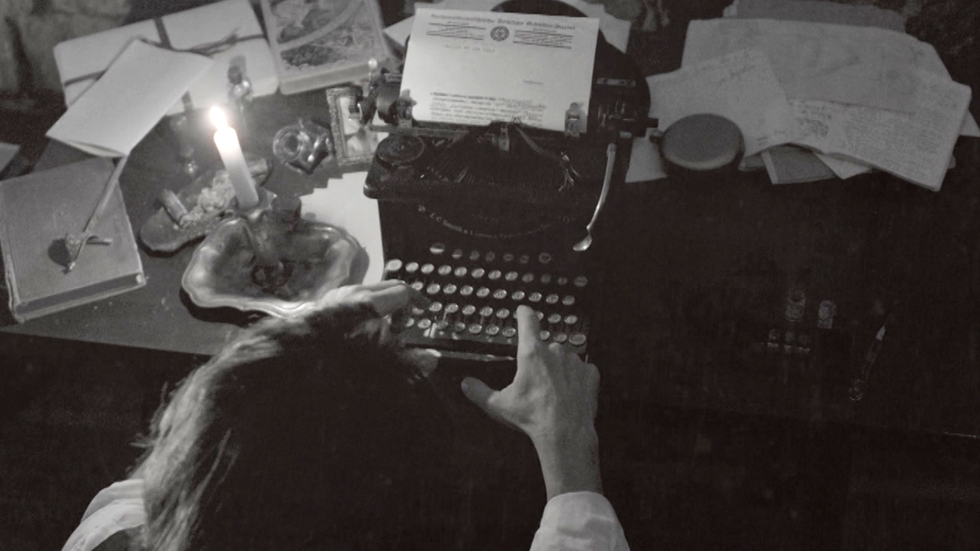 Escritura con maquina de escribir, serie Reportera Y, arqueología, series colombianas, series gratis, series online gratis, reportaje, arqueología precolombina, series de señal colombia