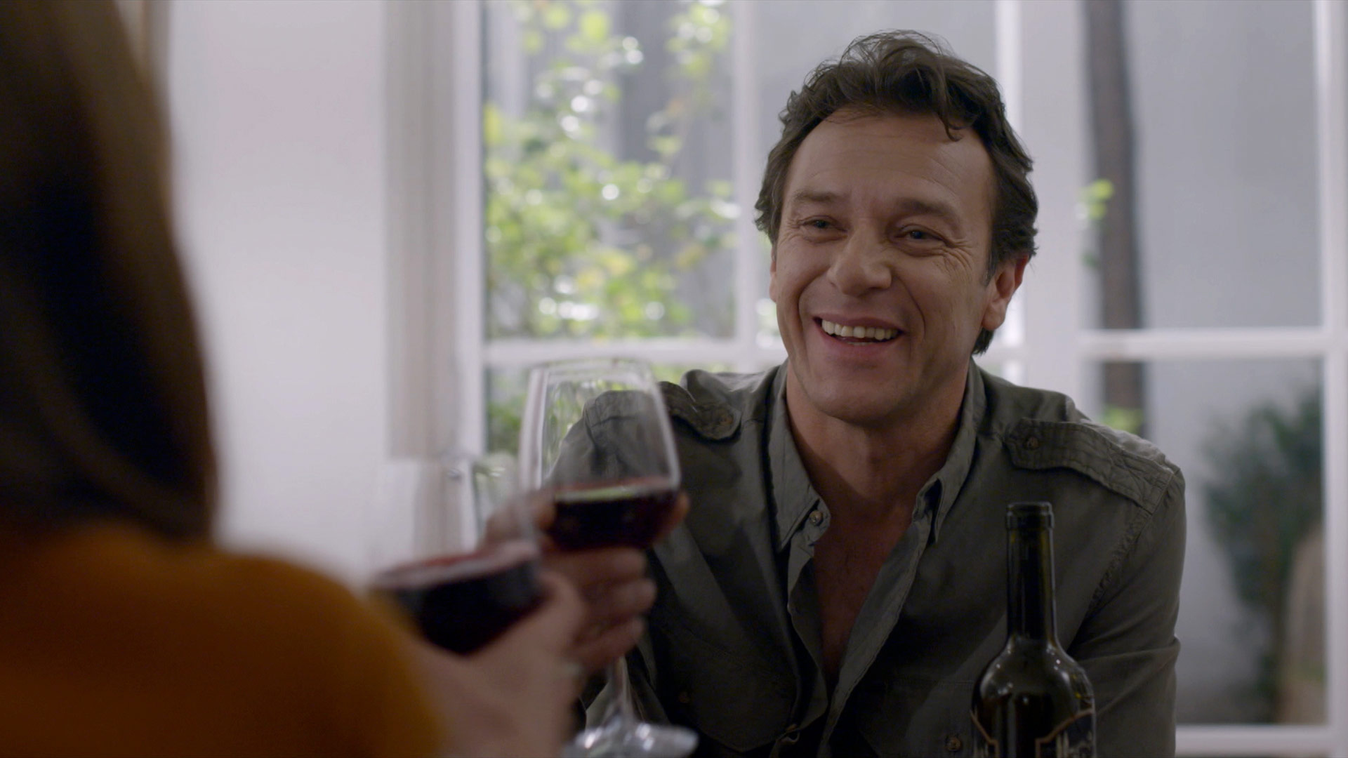 hombre sonriendo mientras toma una copa de vino, maquina de escribir, series de misterio, serie Reportera Y, arqueología, series colombianas, series gratis, series online gratis, reportaje, arqueología precolombina, series de señal colombia