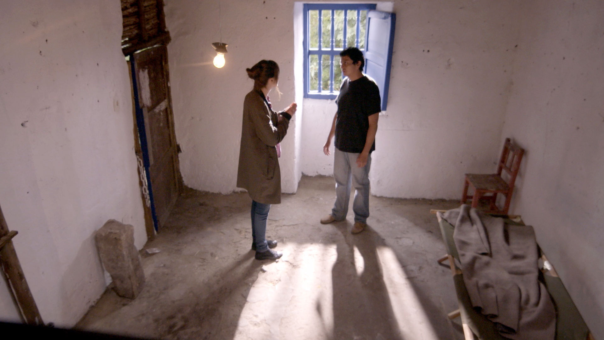 pareja hablando en su casa, series de misterio, serie Reportera Y, arqueología, series colombianas, series gratis, series online gratis, reportaje, arqueología precolombina, series de señal colombia