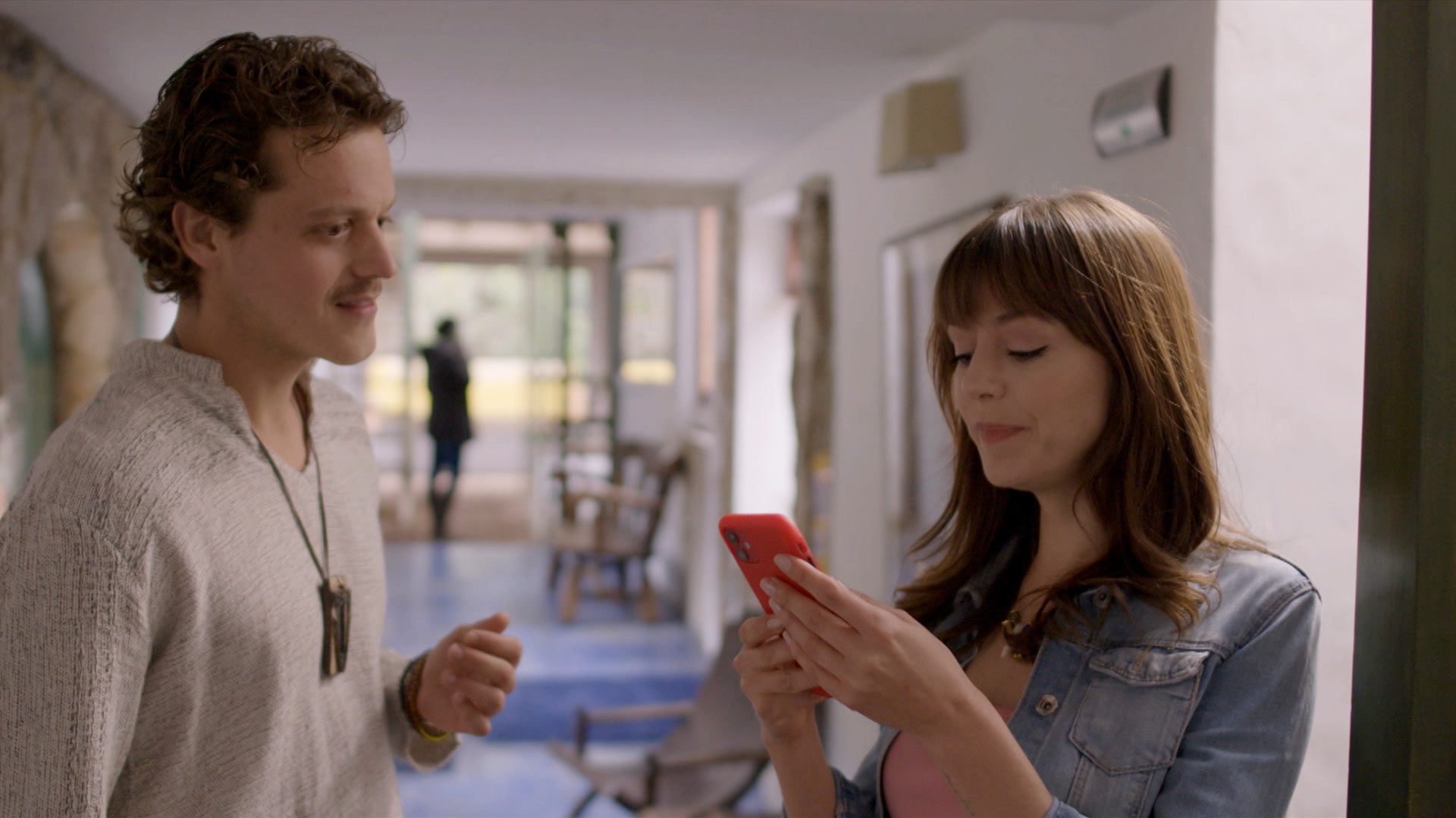 una pareja hablando en el pasillo, series de misterio, serie Reportera Y, arqueología, series colombianas, series gratis, series online gratis, reportaje, arqueología precolombina, series de señal colombia