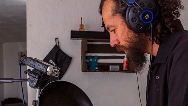 Cantante en su casa frente al micrófono