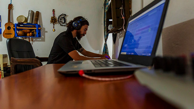 Hombre trabajando en su casa