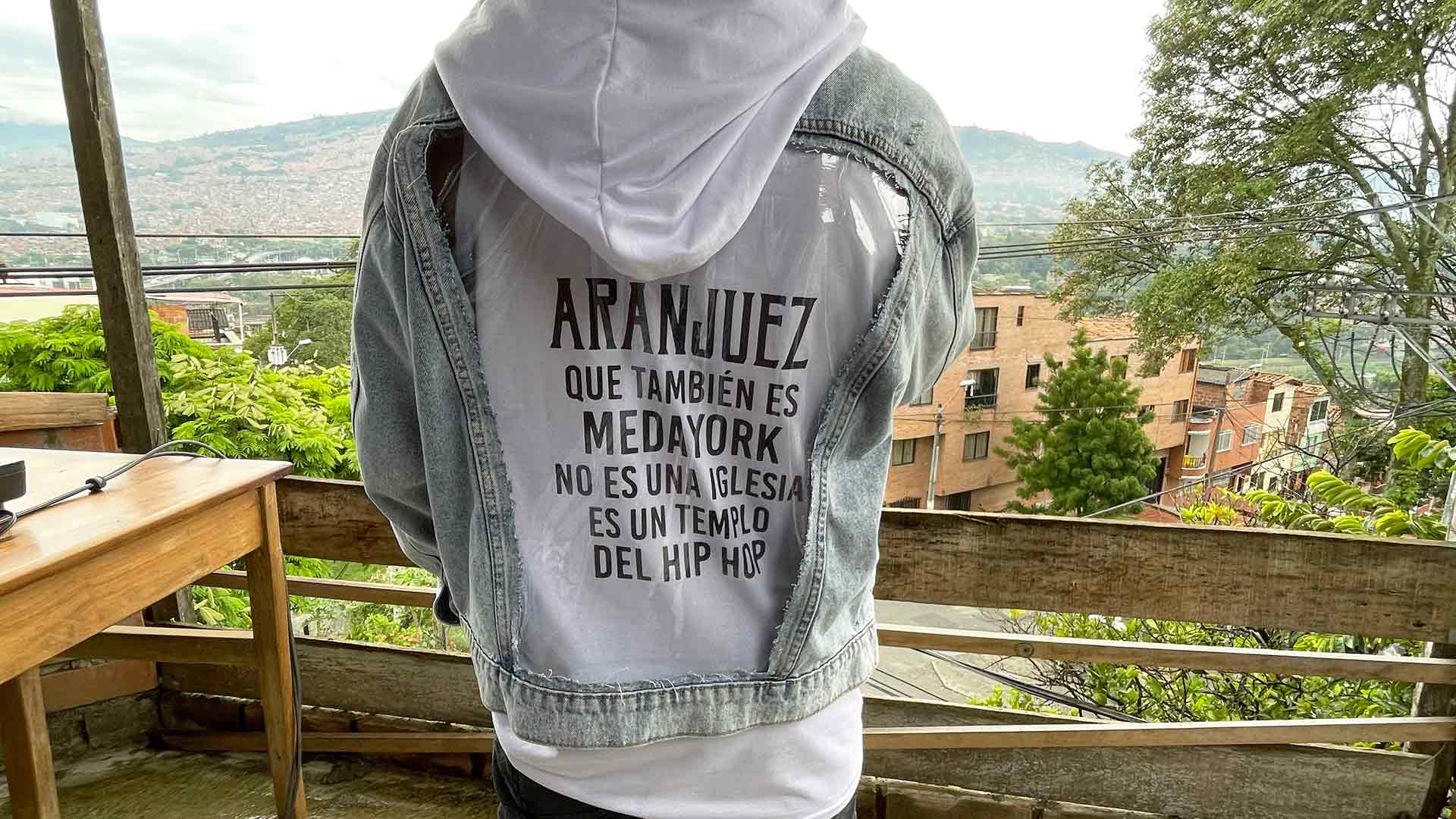 Hombre con buso de "Aranjuez" en Medellín