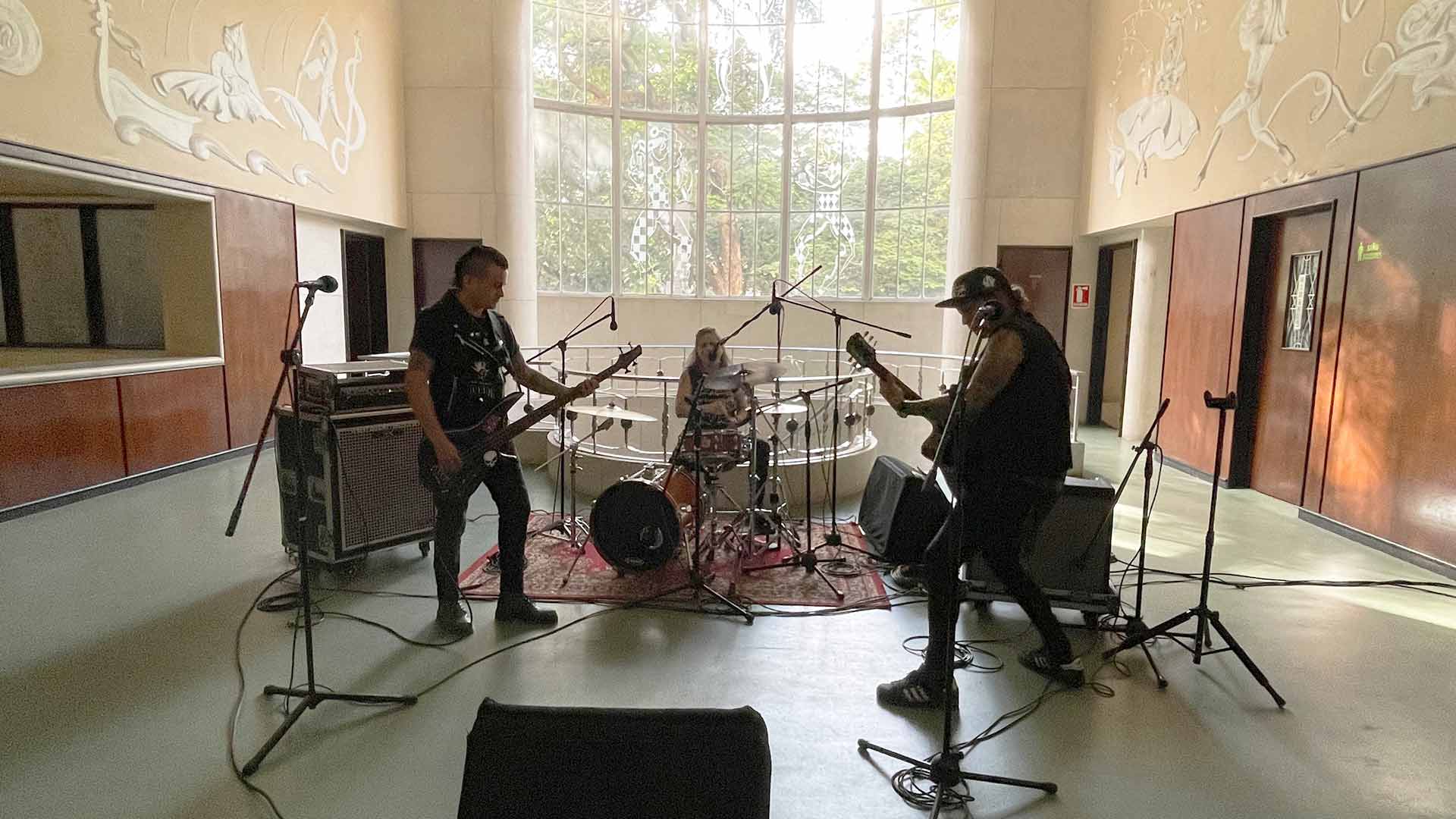 IRA tocando en el teatro
