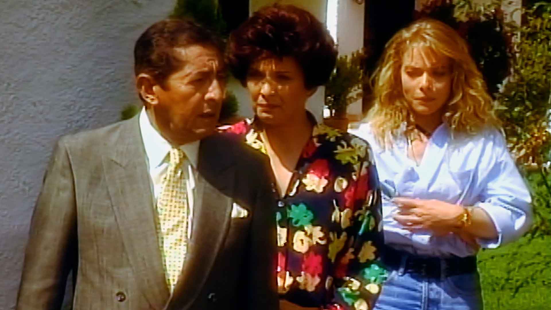 Isabel habla con Juan David en la calle mientras Juliana, su hija, los escucha. Mira Señora Isabel en www.rtvcplay.co