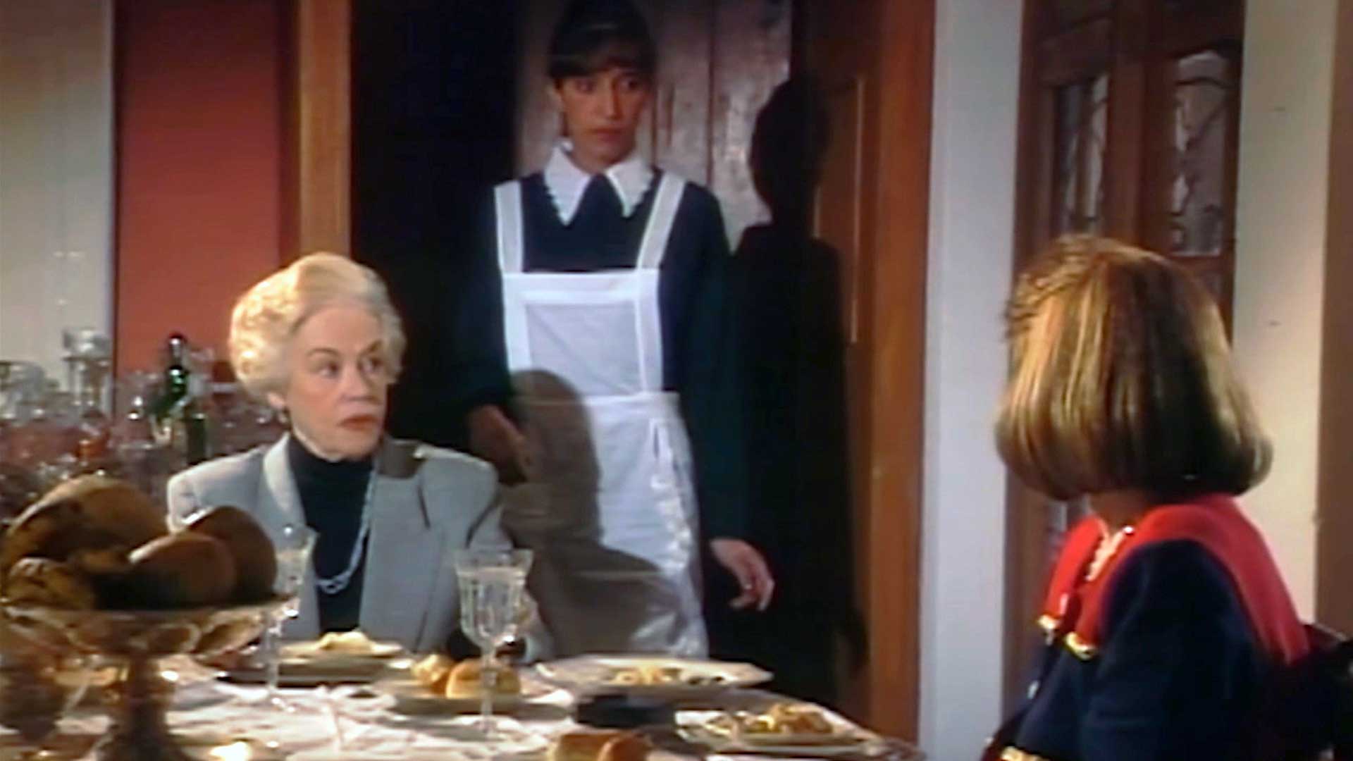 Juliana se va a vivir con Julia Emma. Mira Señora Isabel en www.rtvcplay.co