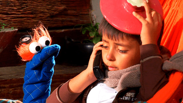 Tomy resfriado junto al Guante Parlante