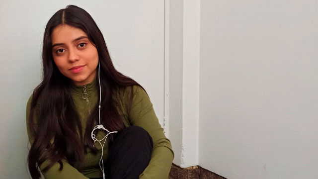 mujer con saco verde