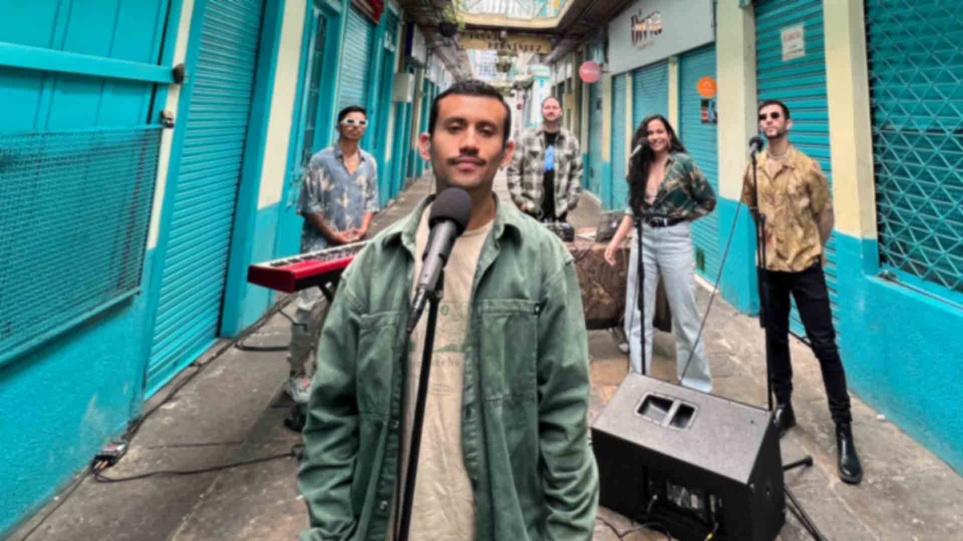 Ruzto interpreta su canción Mi son en una calle del centro de Bogotá