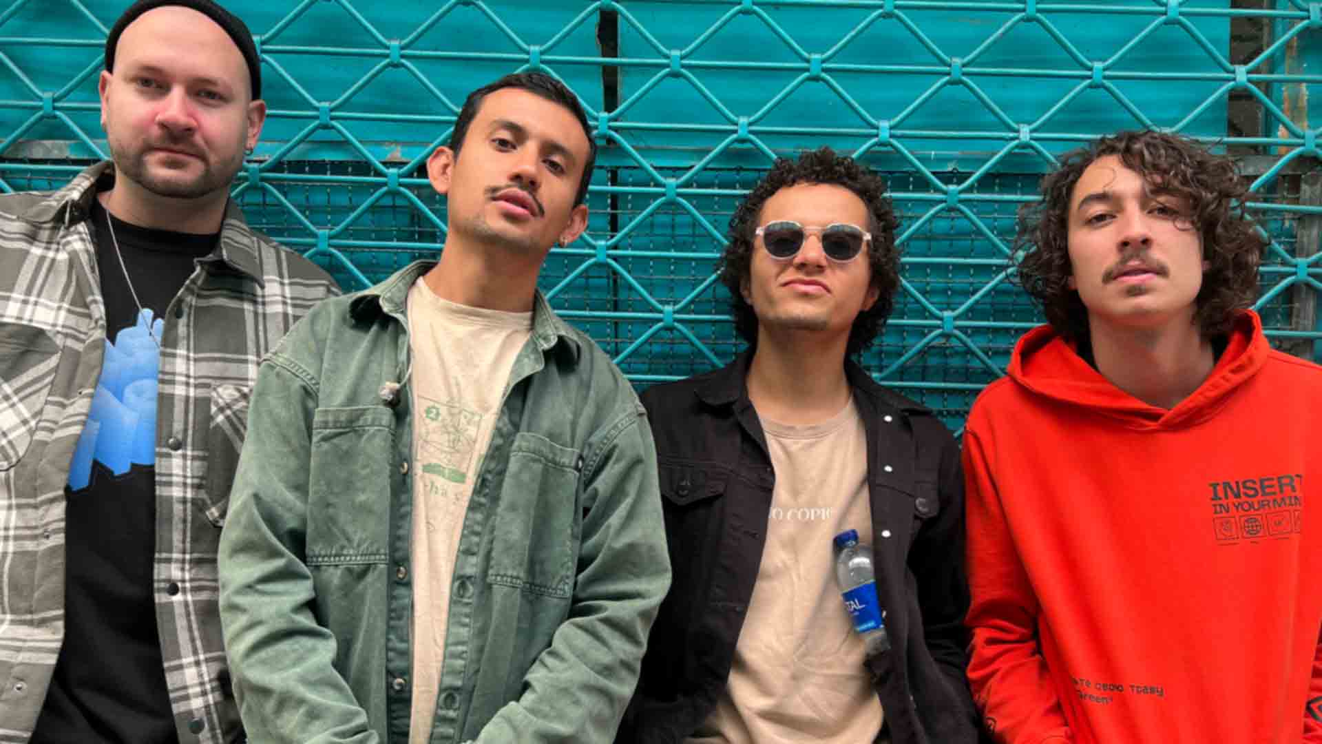 Ruzto interpreta su canción en rojo en el Pasaje Hernández del centro de Bogotá