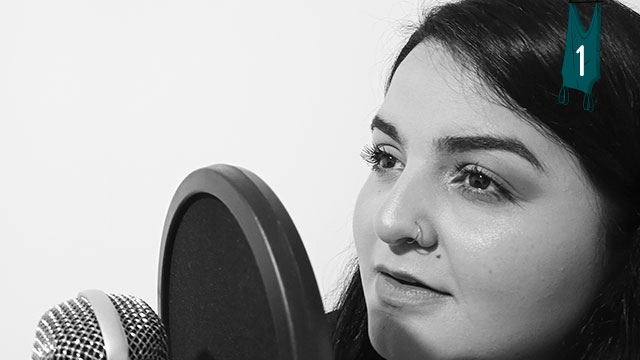 Mujer cantando con micrófono 