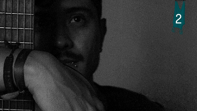 Hombre mirando a blanco y negro