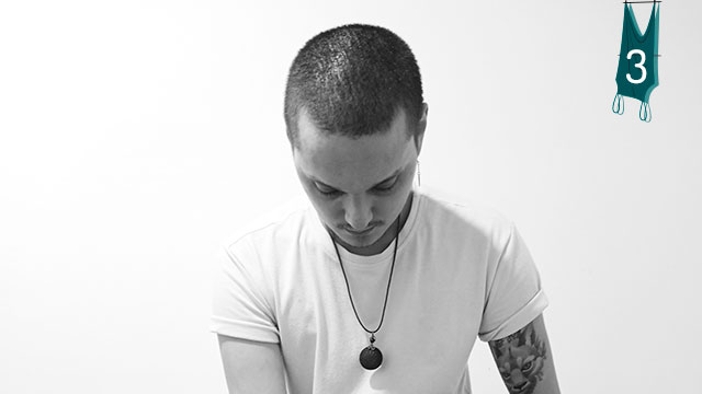 Hombre tatuado mirando hacia abajo