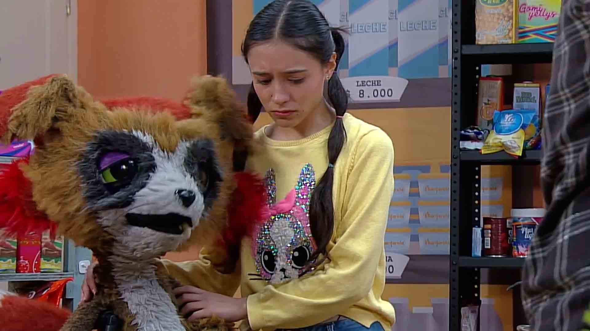niña triste con su amigo zorro de peluche