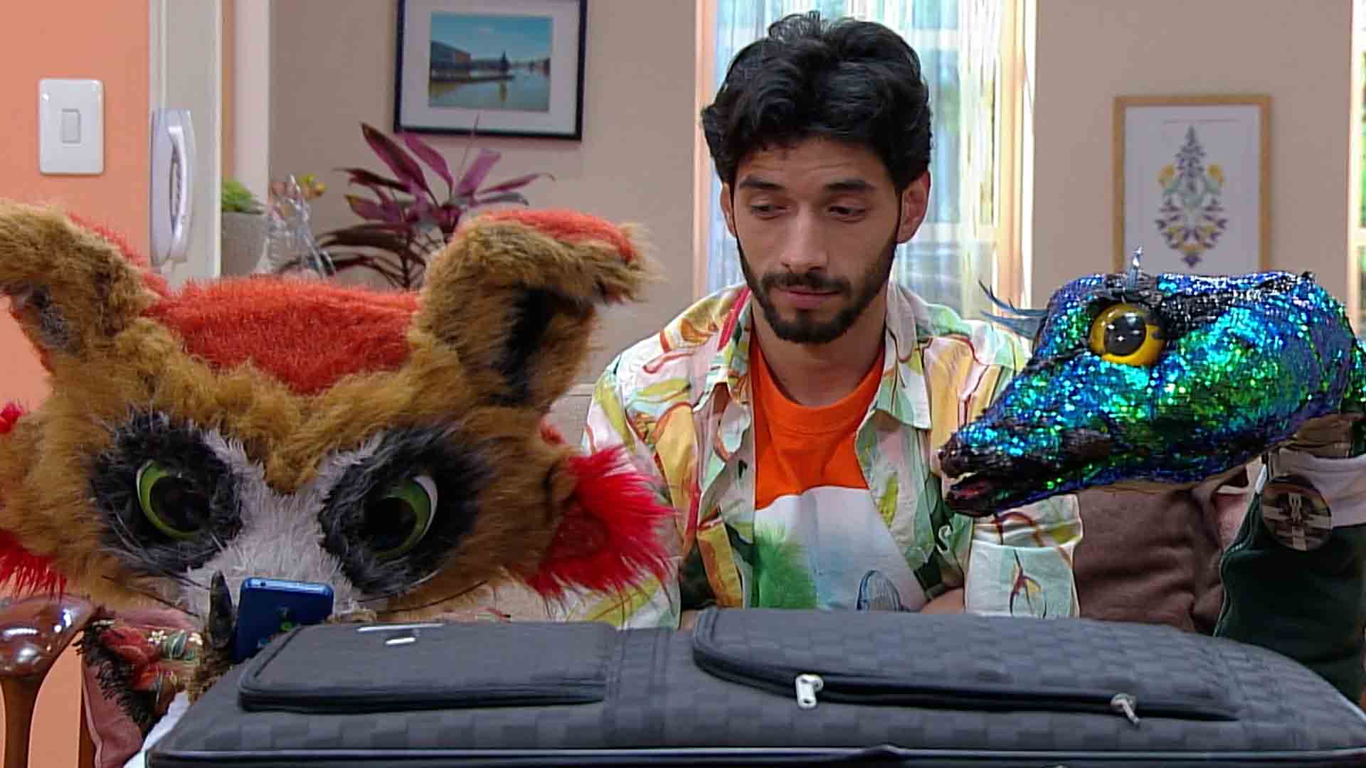 Jero con sus amigos de peluche