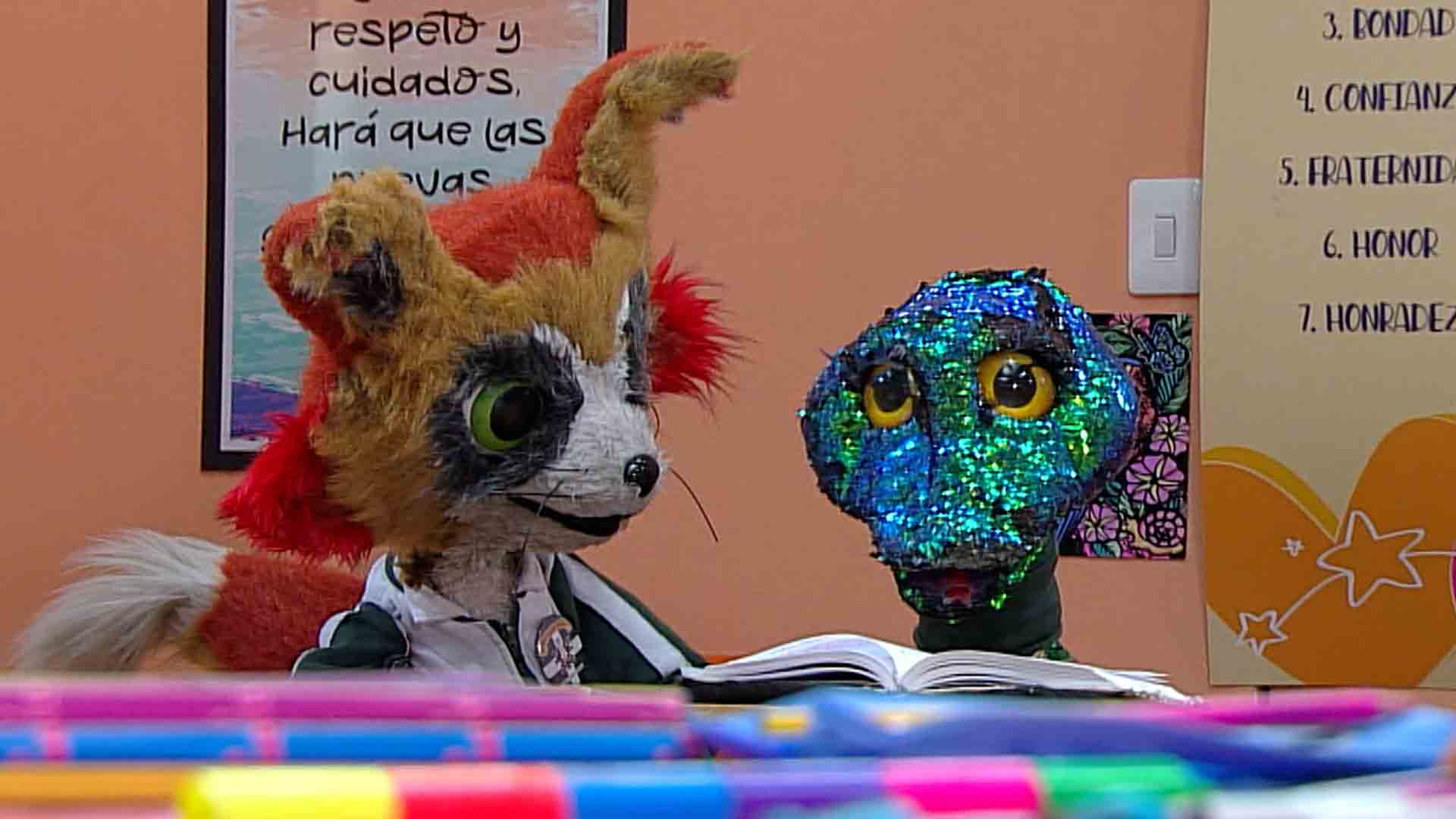 zorro y serpiente de peluche conversando 