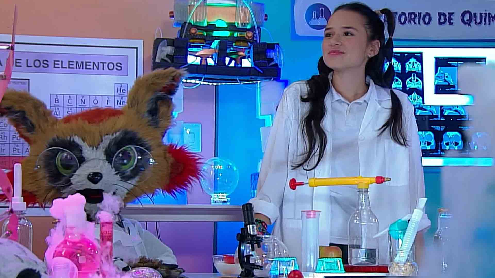 niña con su zorro de peluche en un laboratorio 