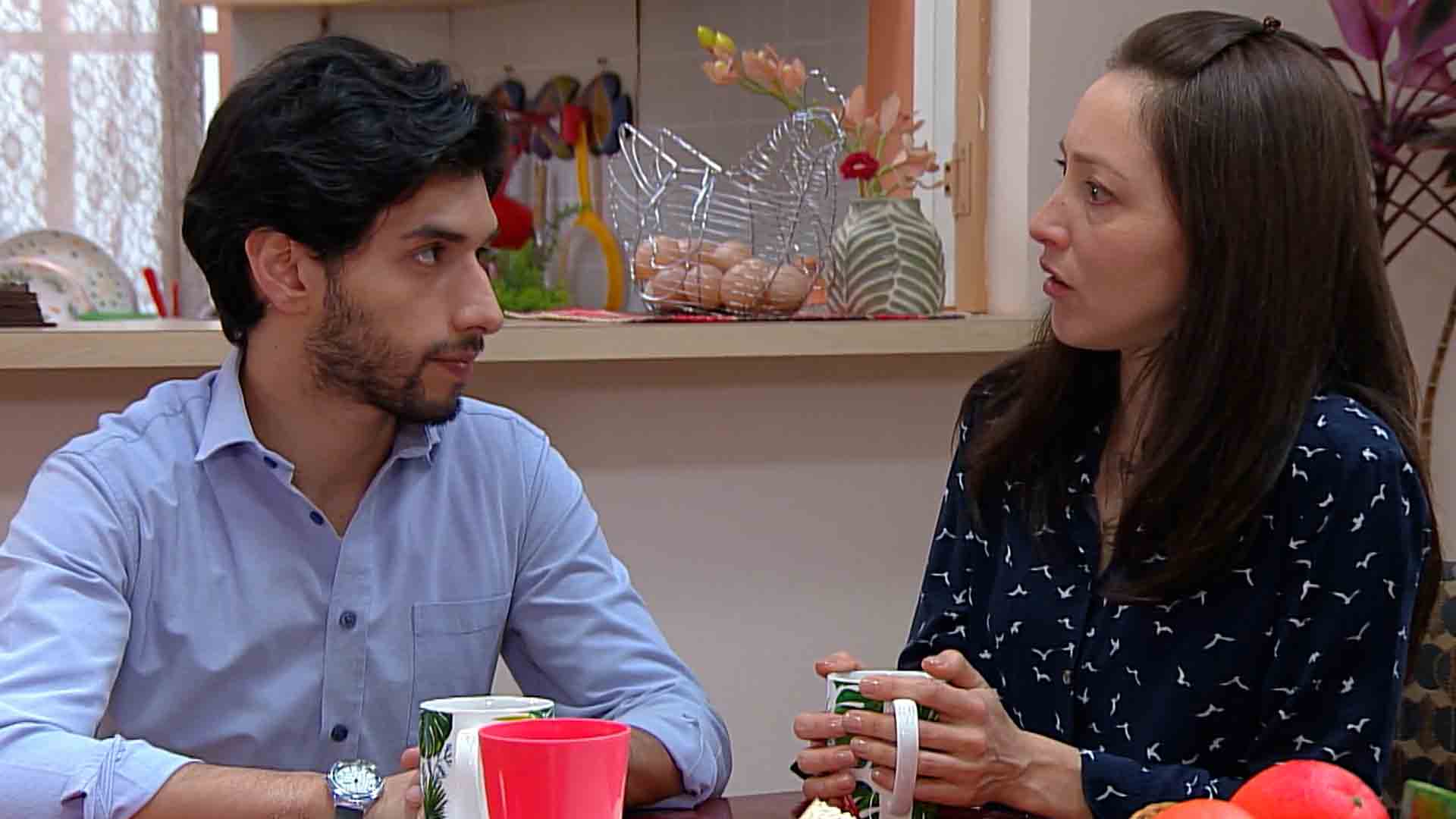 hombre y mujer mirándose consternados 