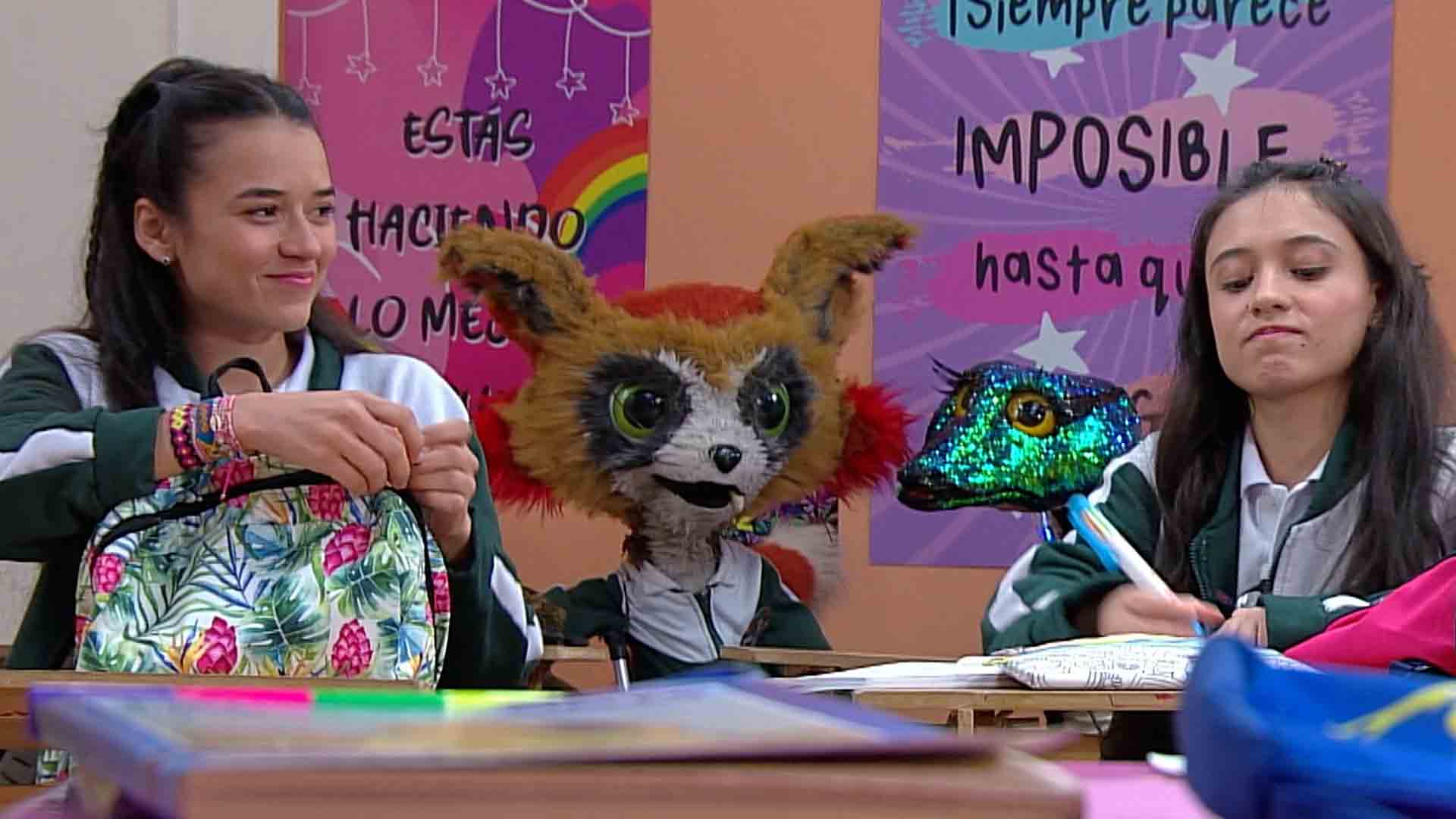 dos niñas y dos peluches en el colegio