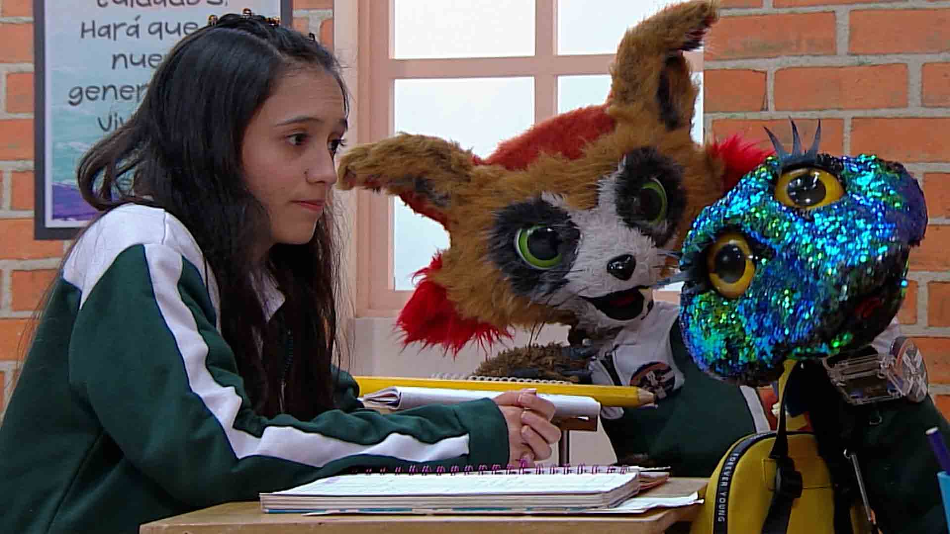 dos peluches y una niña en el colegio