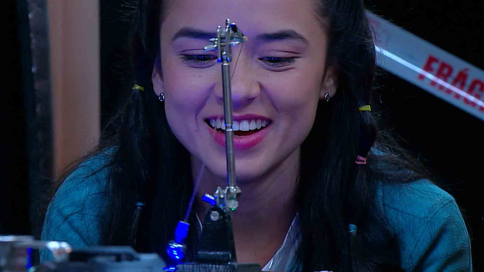 niña sonriente frente a máquina 