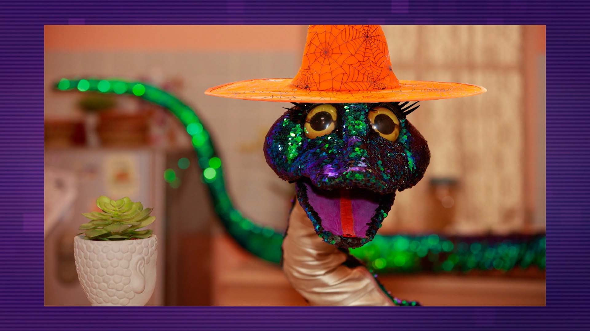 serpiente con sombrero de bruja color naranja