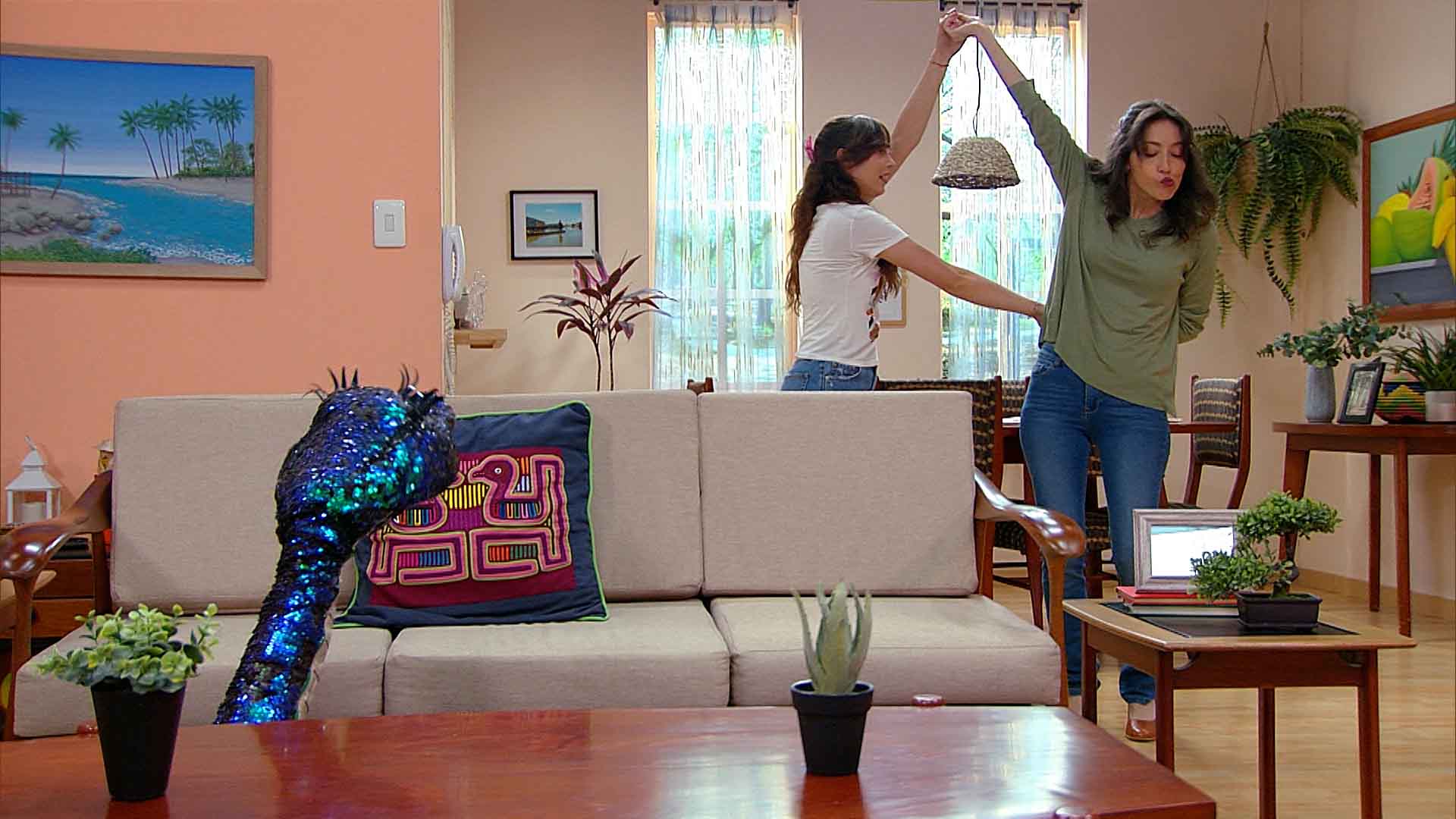 madre e hija bailando en la sala 
