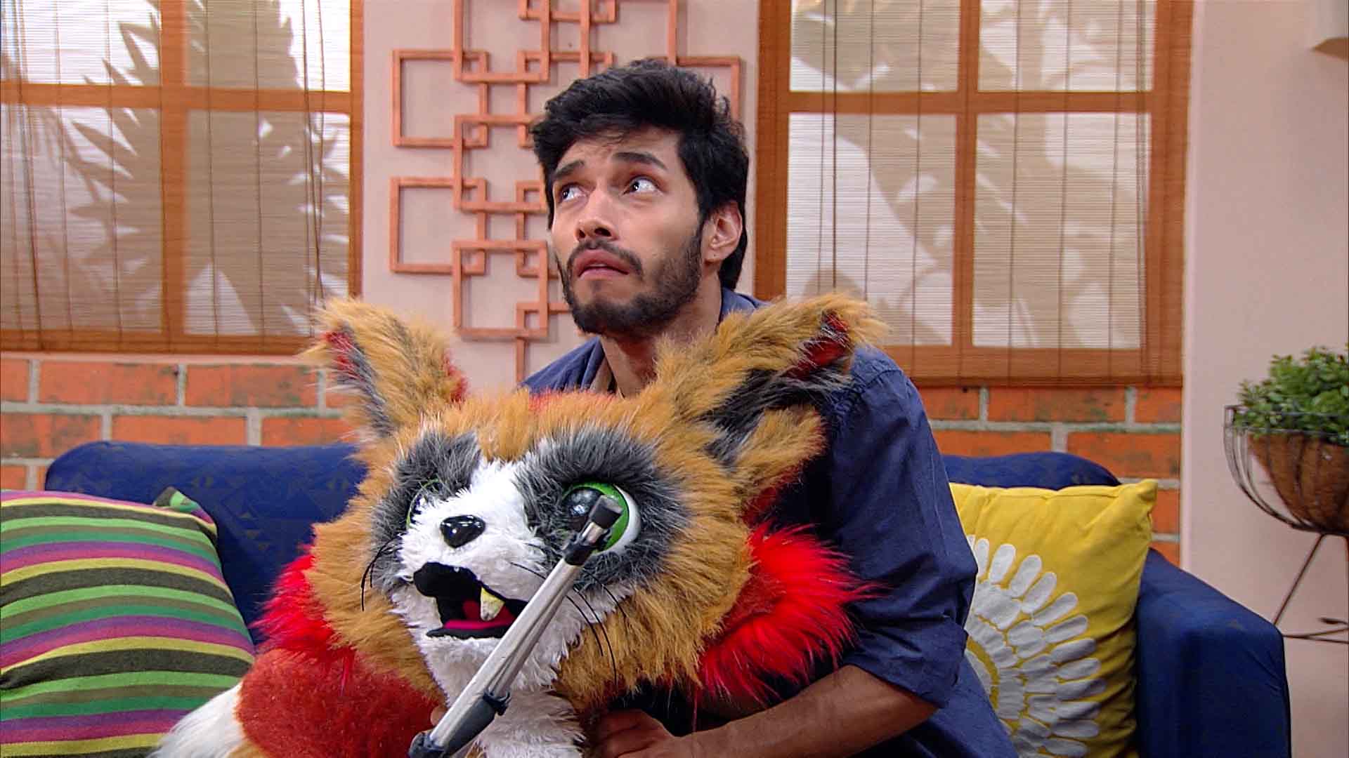 hombre y su zorro de peluche asustados