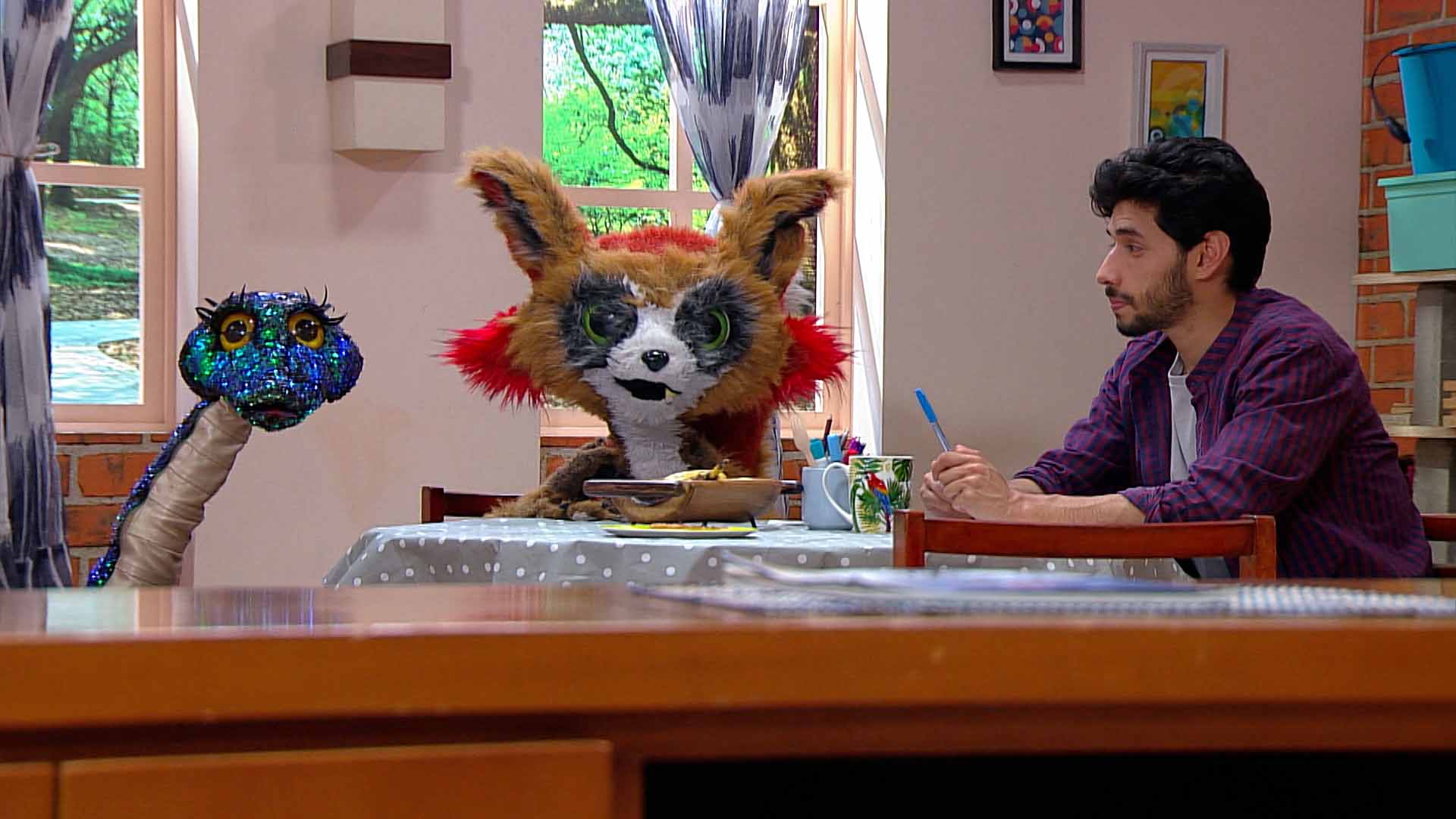 un hombre discutiendo con una serpiente y un zorro