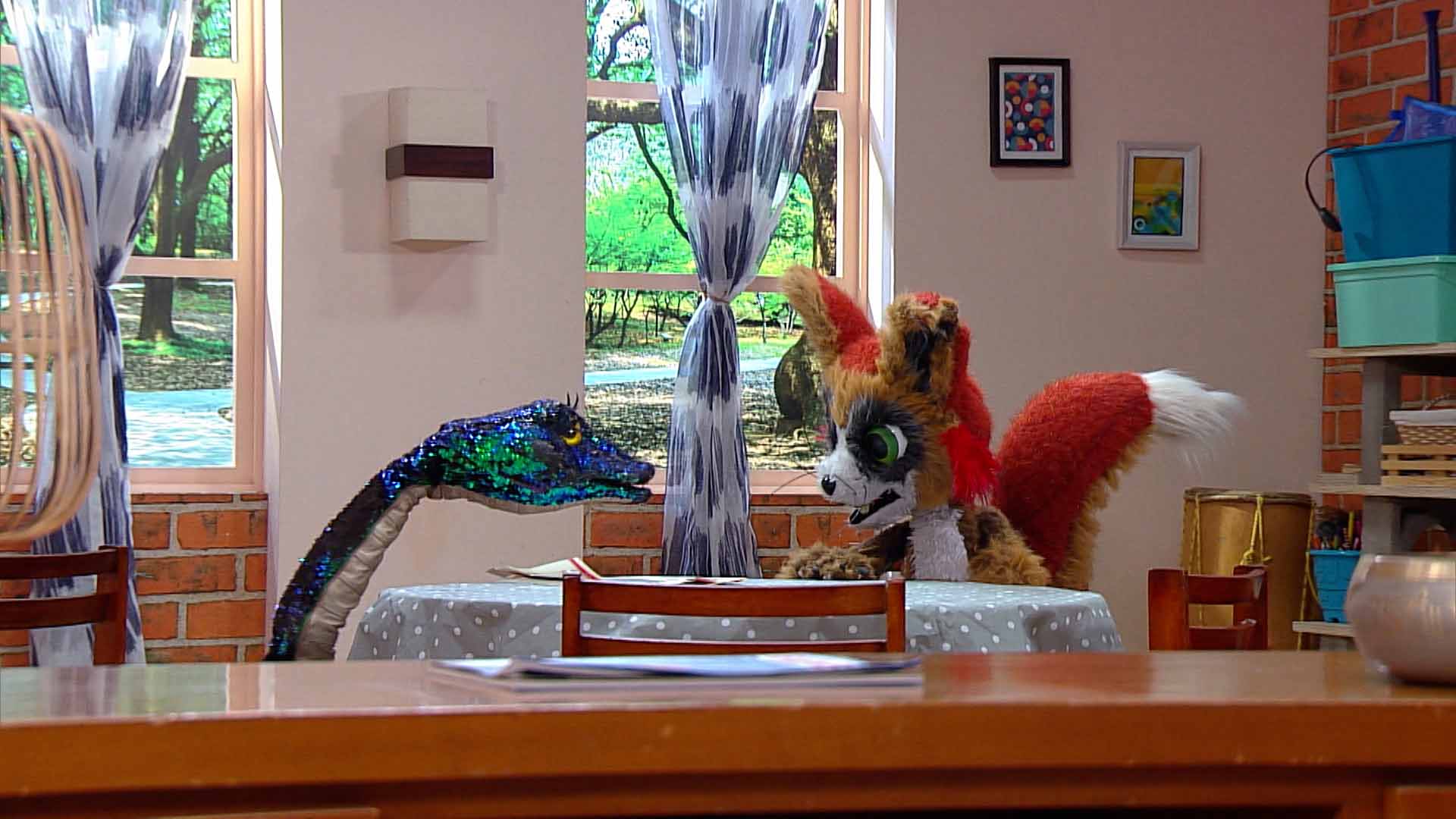 zorro y serpiente de peluche en el comedor de la casa