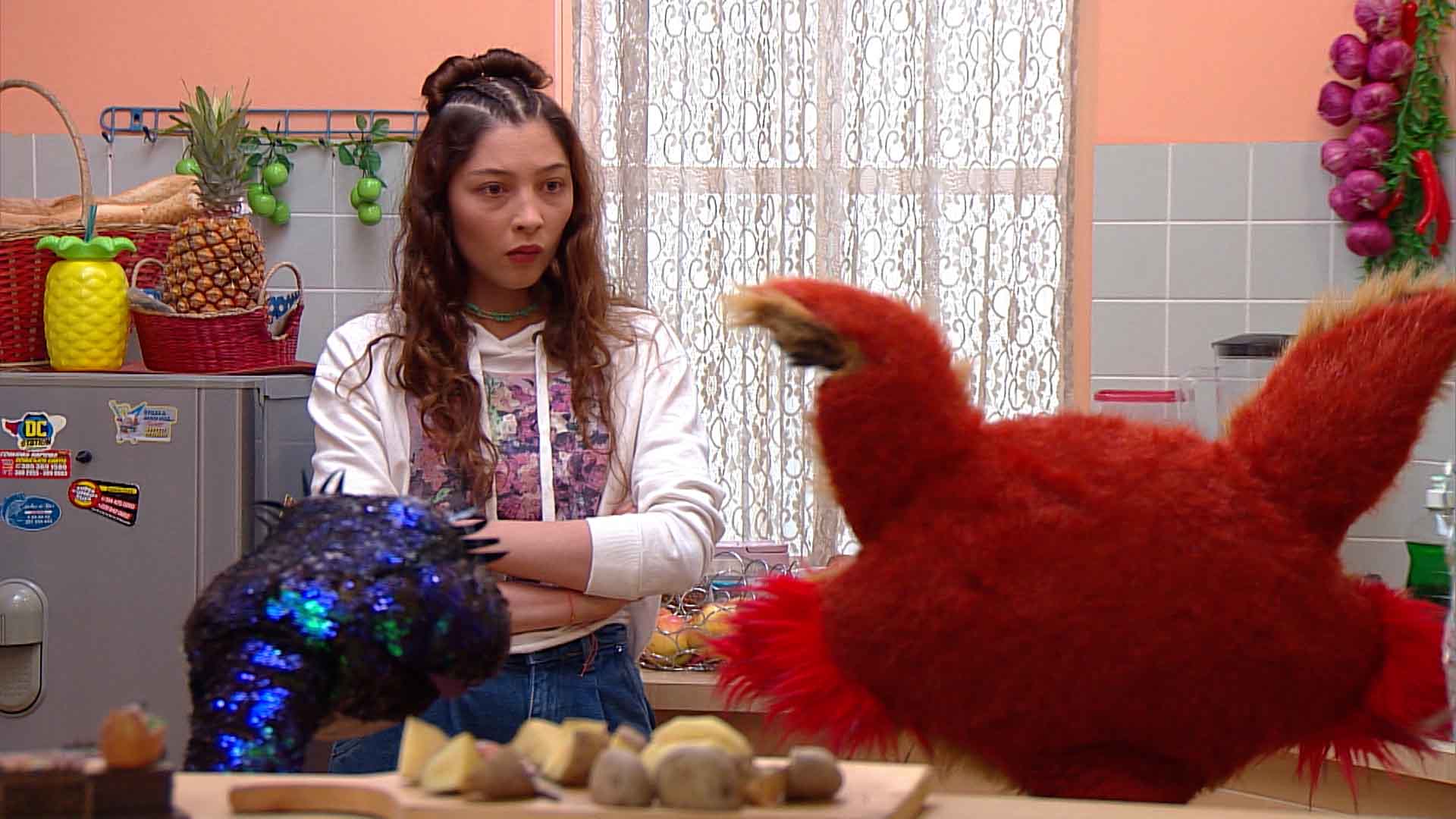 mujer enojada con zorro y culebra