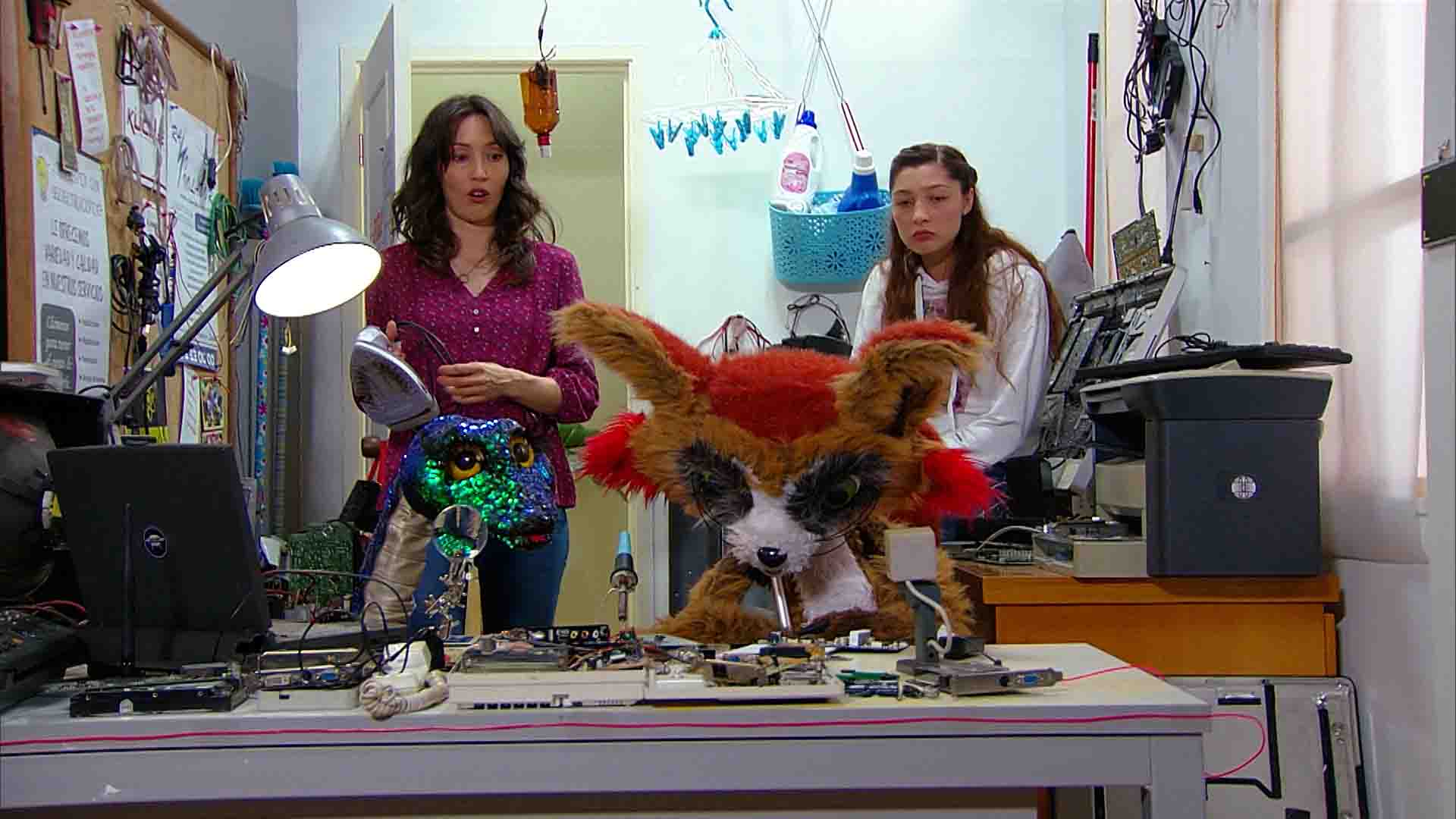 madre e hija preocupadas viendo a un zorro