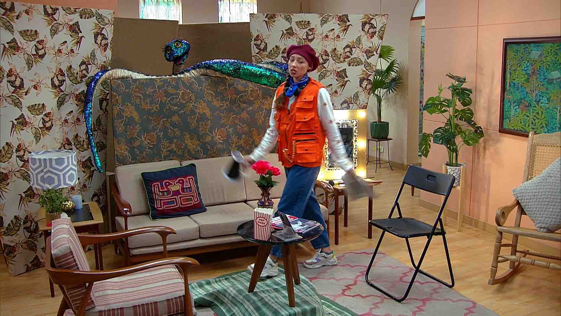 niña caminando por su casa