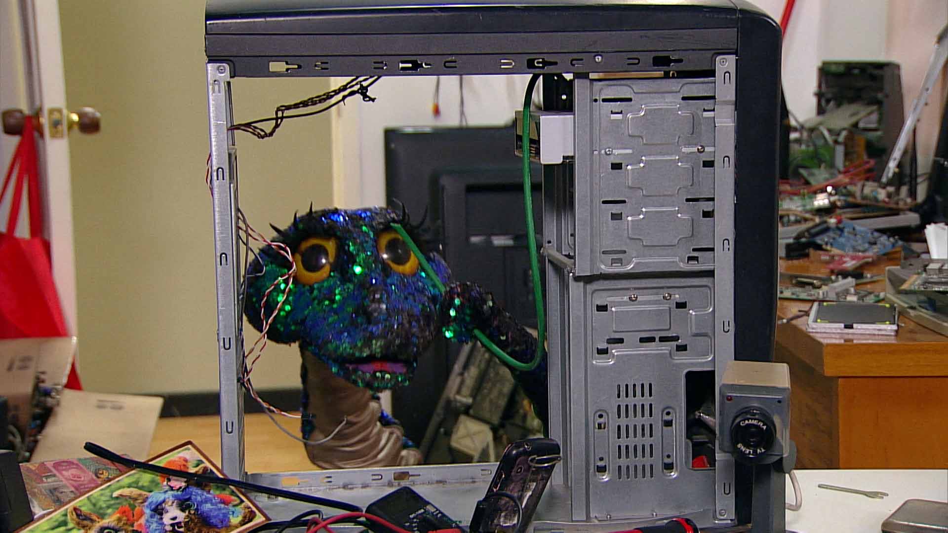 culebra detrás de un computador dañando