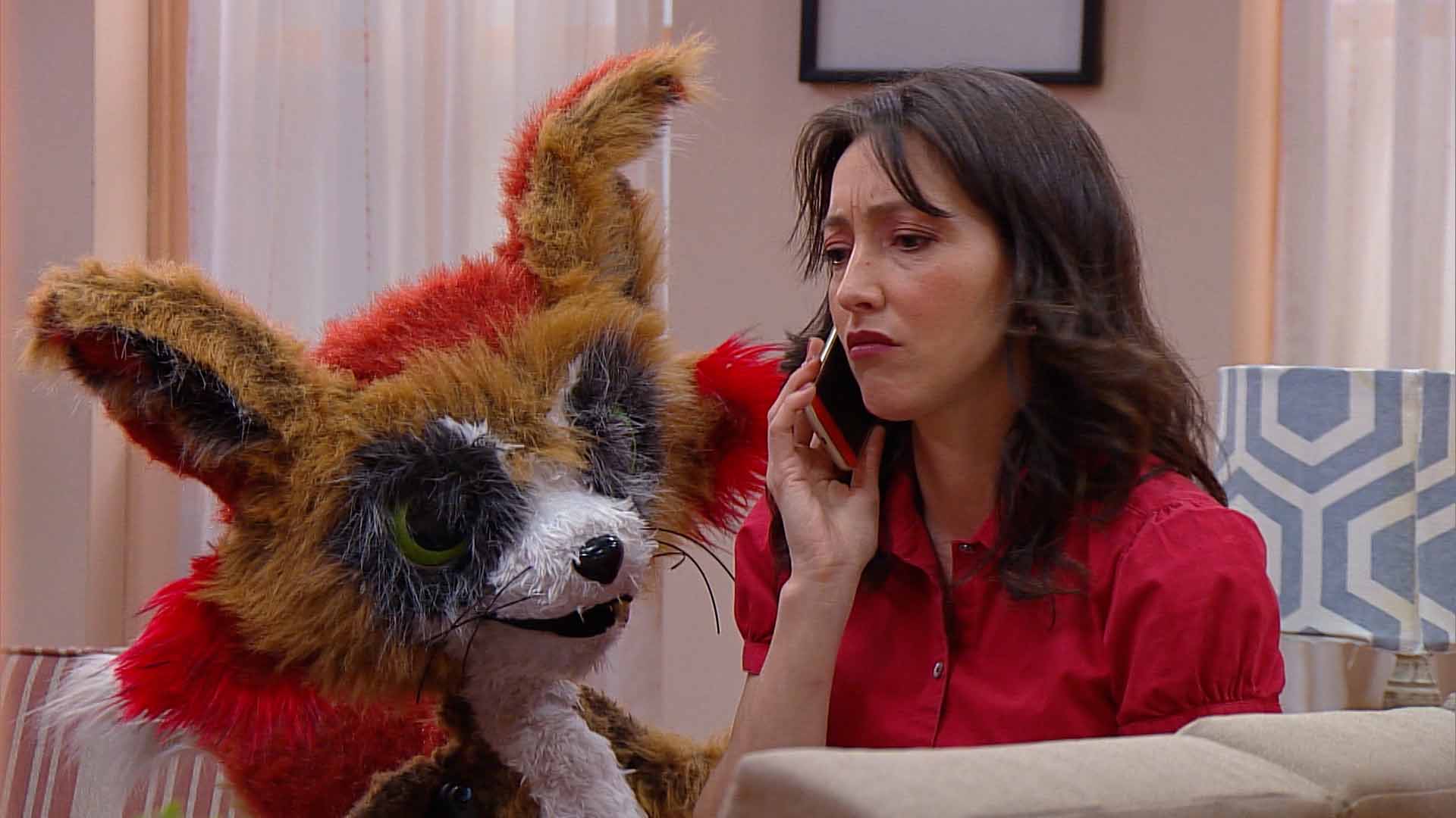 mujer y un lobo de peluche gigante