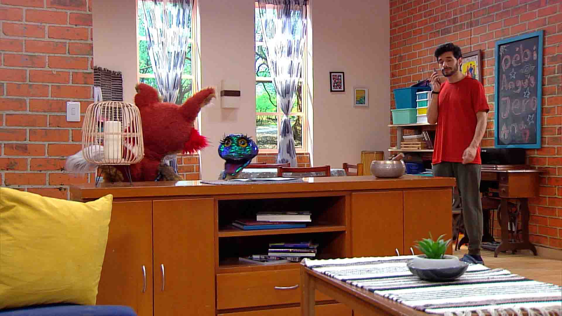 hombre mirando a un zorro de peluche