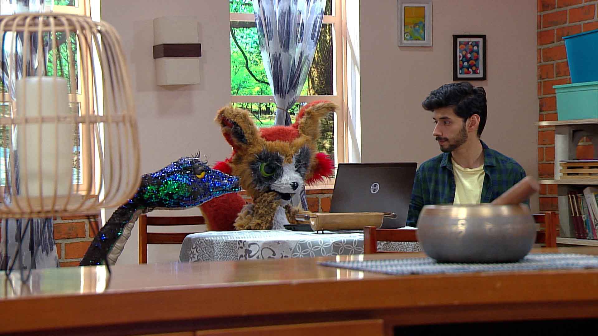 hombre estudiando con su lobo y una culebra.