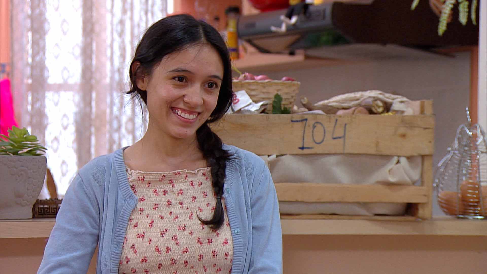 una niña sonriente en la casa