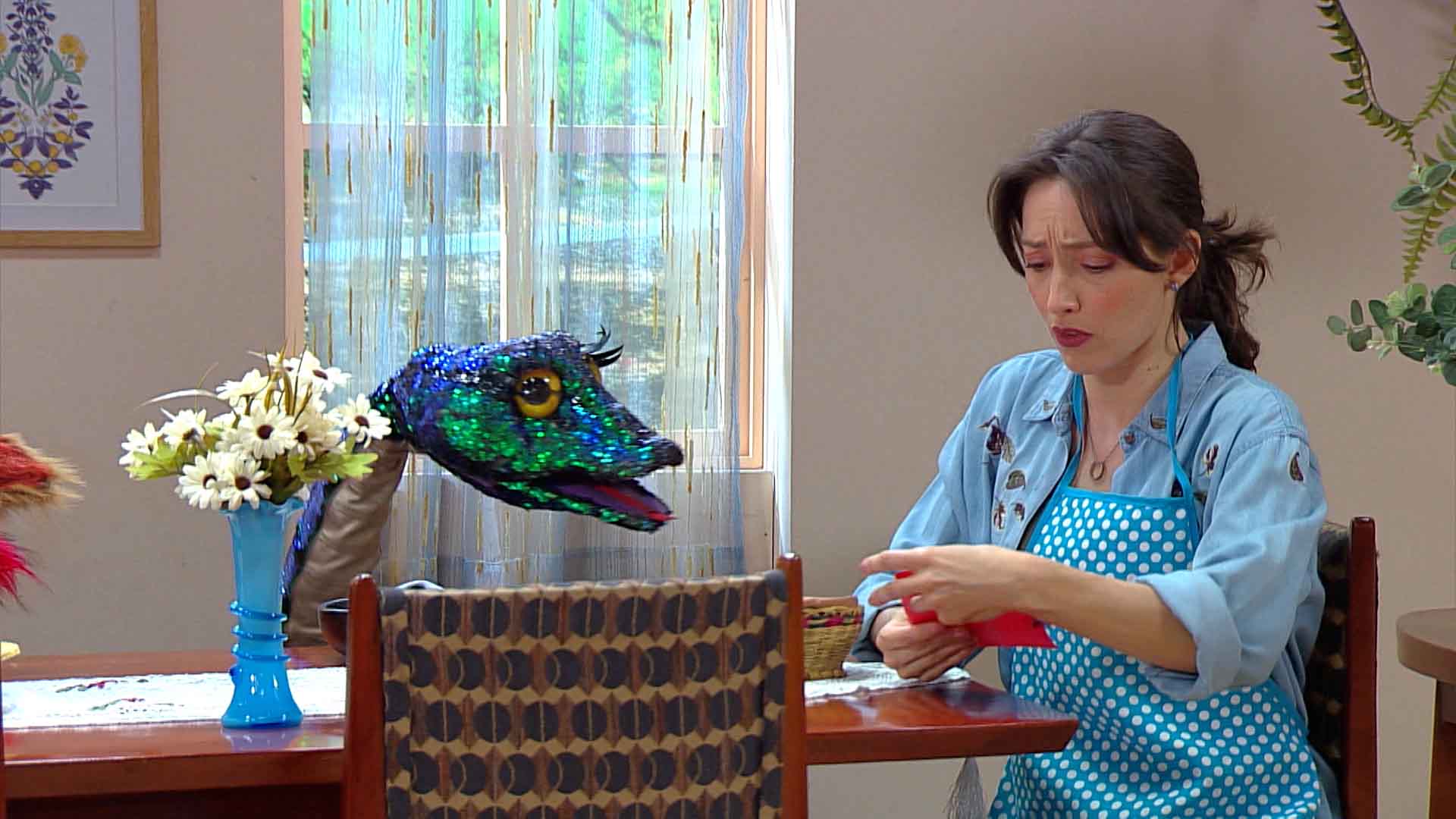 mujer preocupada en la mesa junto a una serpiente