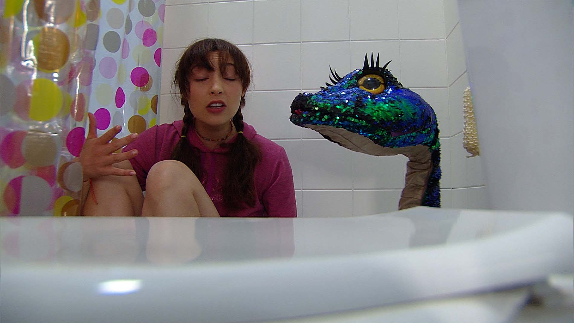 mujer asustada con una serpiente en el baño