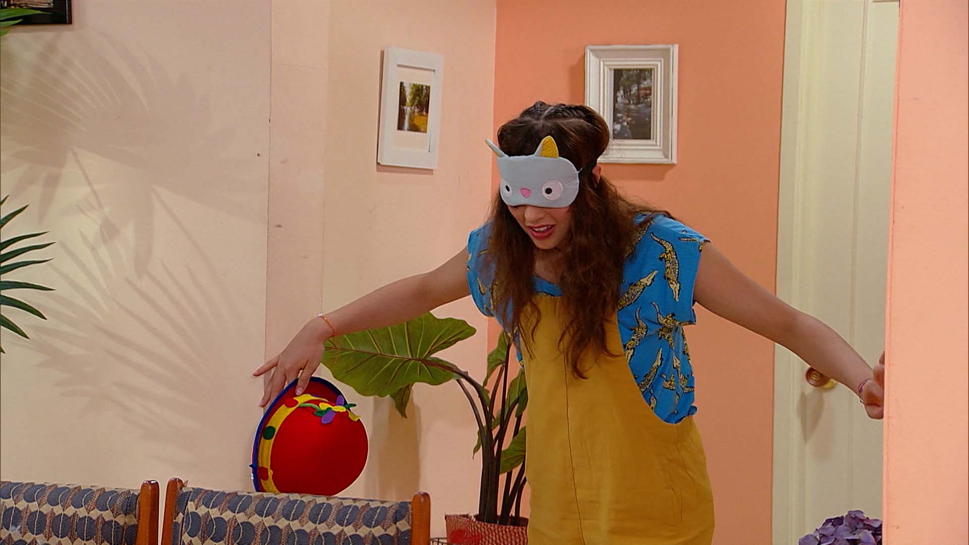 mujer caminando con los ojos vendados