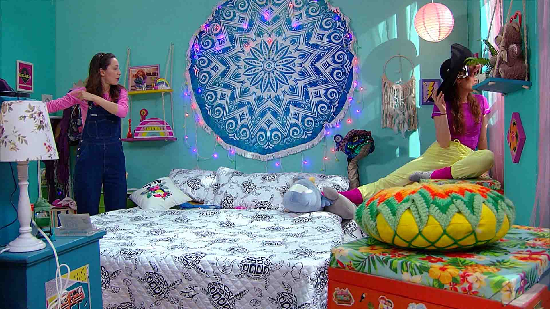 madre regañando a su hija en la habitación