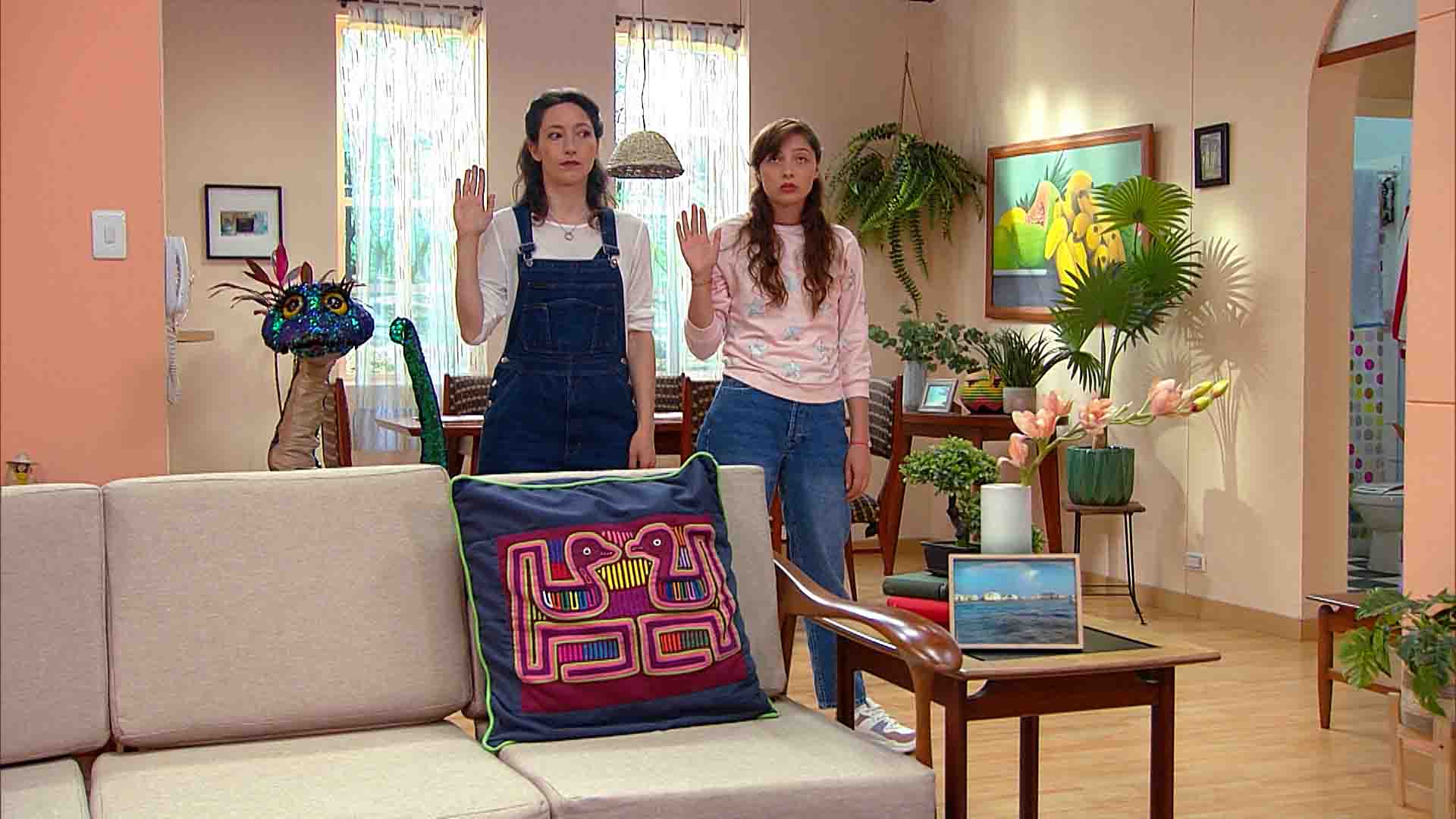 Madre e hija haciendo un juramento