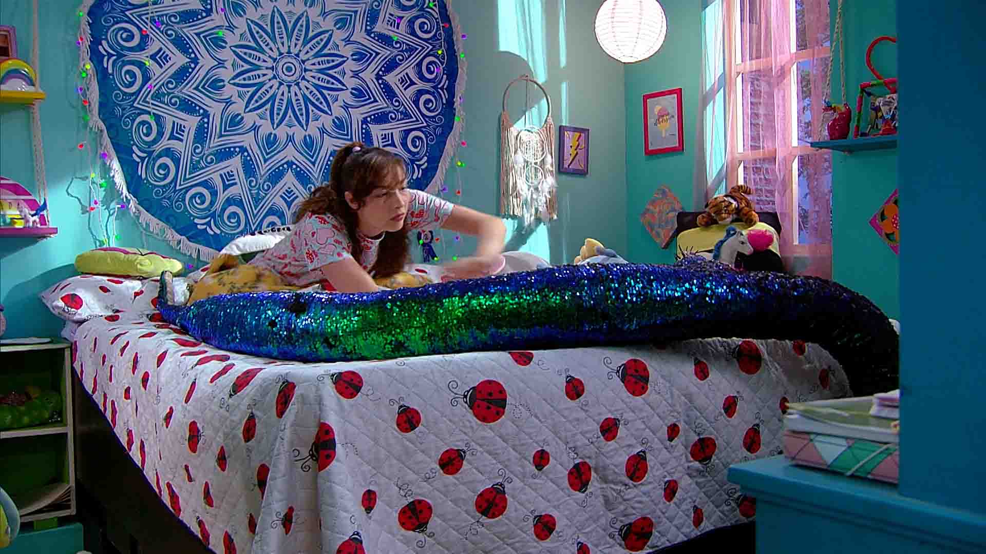 Niña con serpiente de peluche en su cama