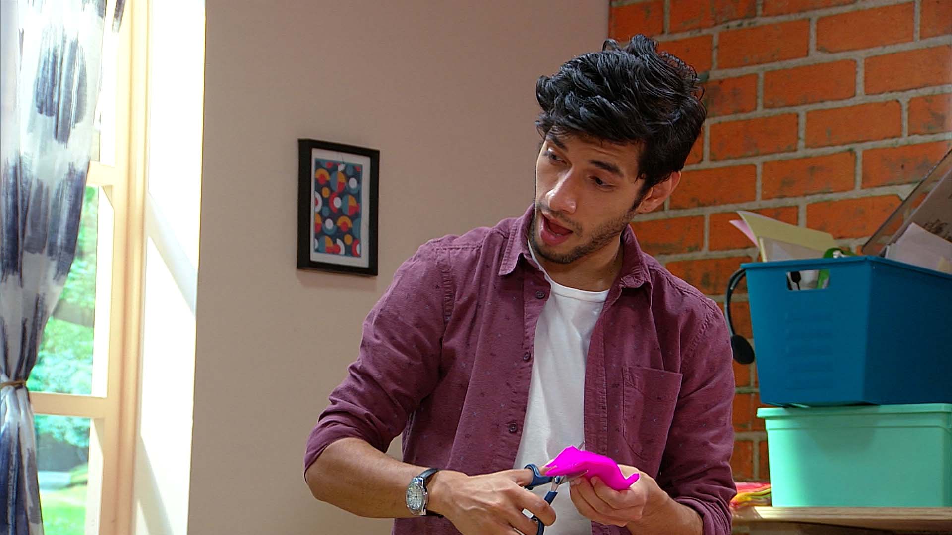 hombre hablando solo