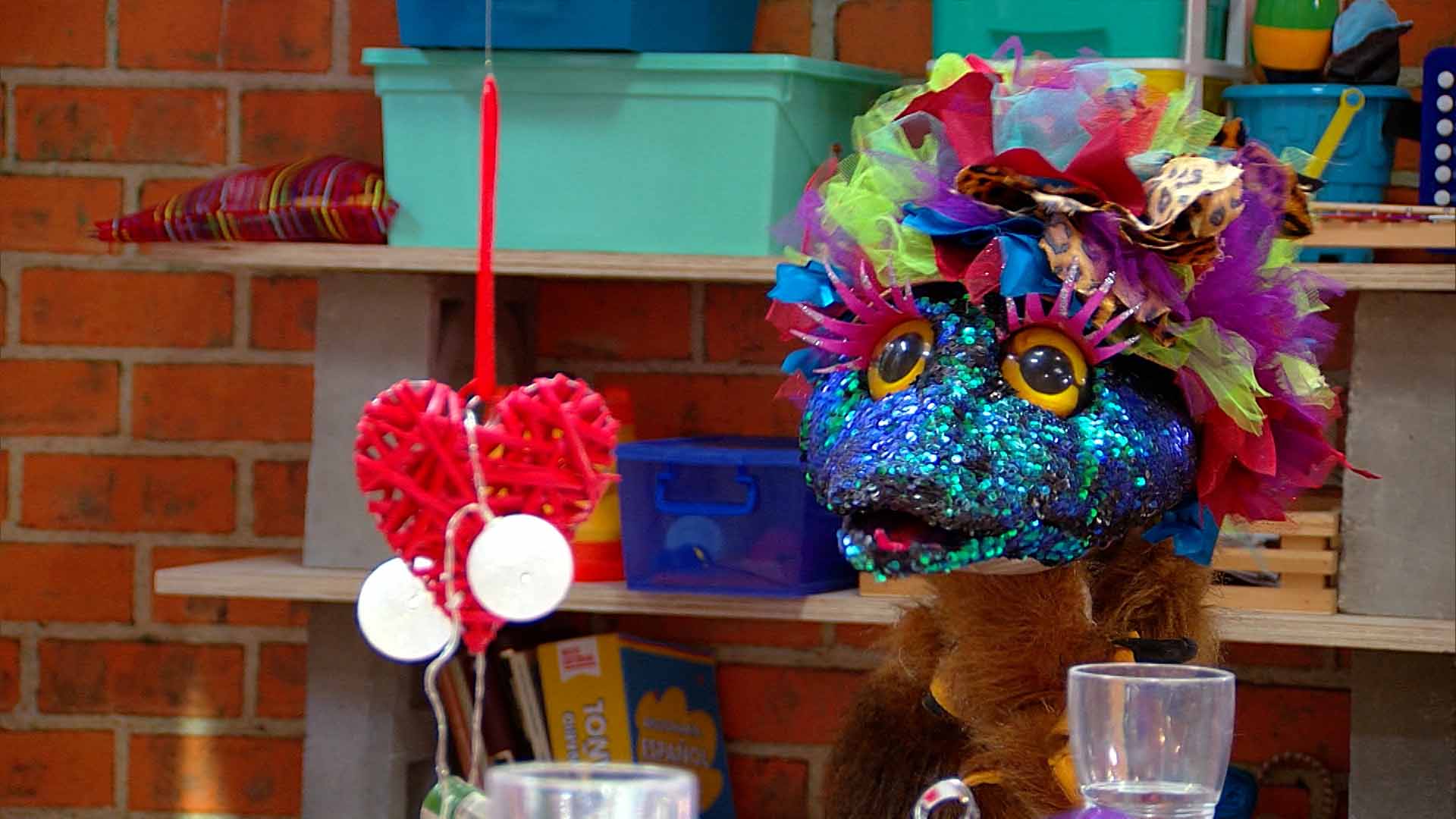 peluche de serpiente con peluca en la cabeza