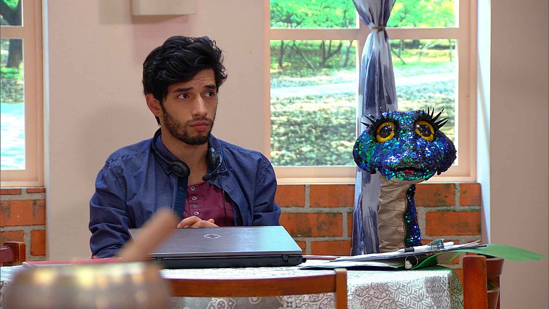 hombre con su serpiente de mascota en su casa