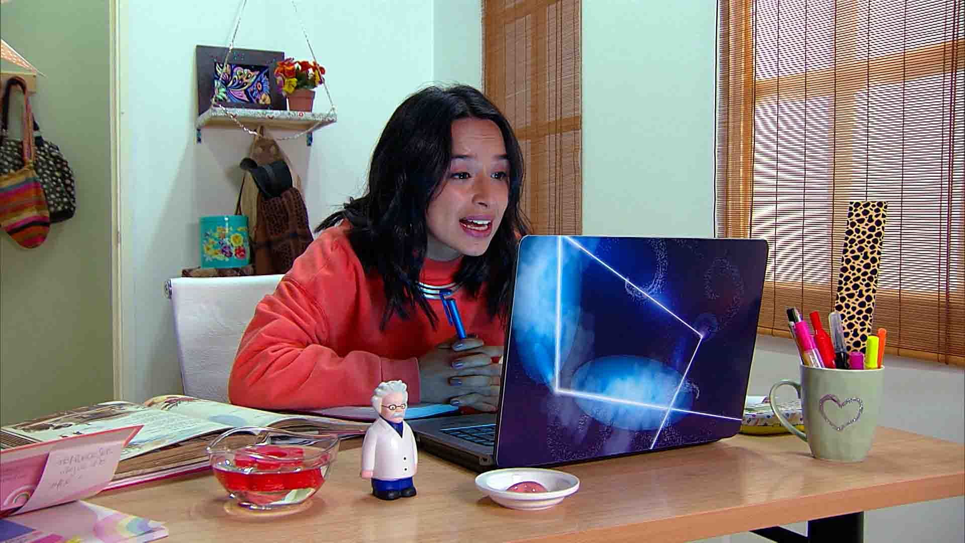 mujer en clase virtual