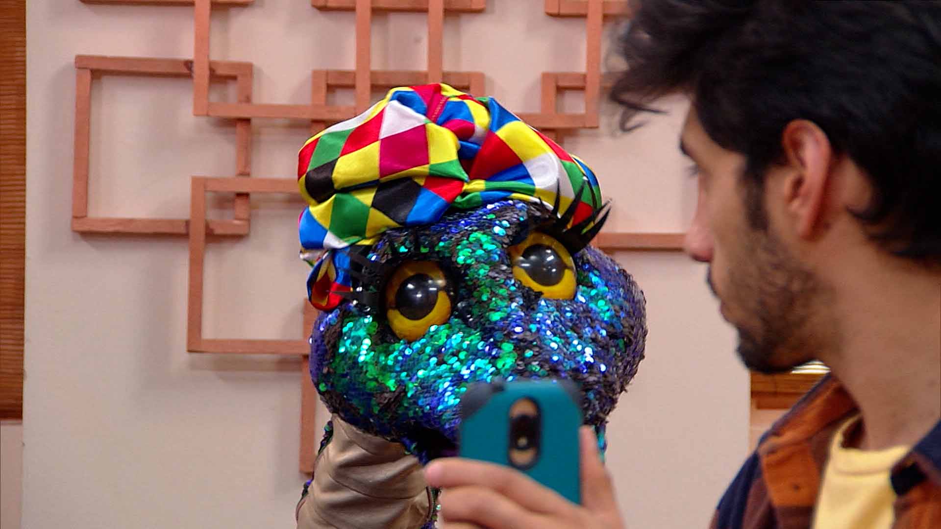 hombre hablando con una serpiente